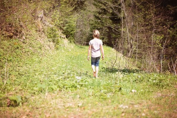 Erwachsene Person beim Spaziergang auf einem Weg in der Natur